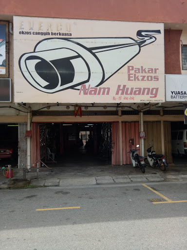 Tukang Madgat Dan Chat Nam Huang