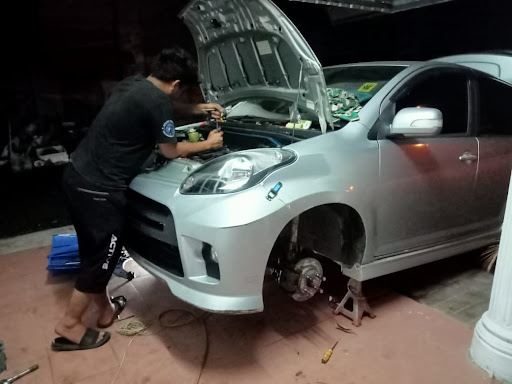 Que Garage Autoparts