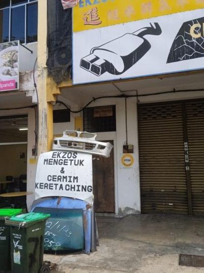 kedai mengetuk ekzos kereta ching
