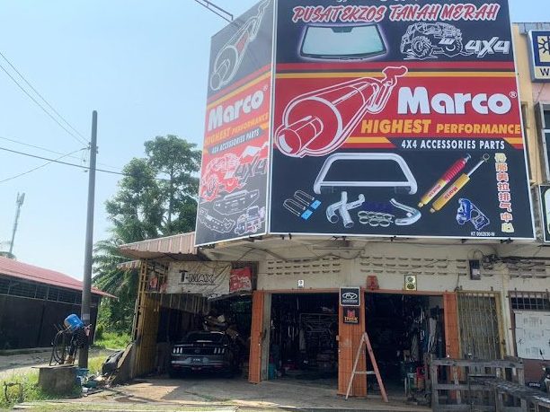 pusat ekzos tanah merah